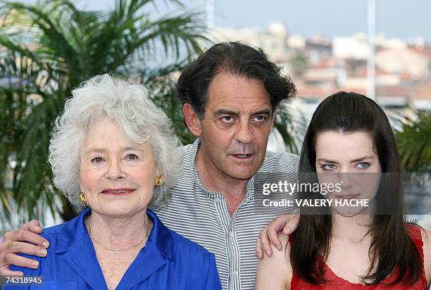 French actress and journalist Claude Sarraute, producer Jean-Francois Lepetit and actress Roxane Mesquida pose 25 May 2007 during a photocall for...