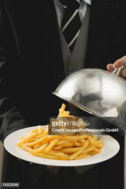 chips on plate with dome cover - domed tray photos et images de collection