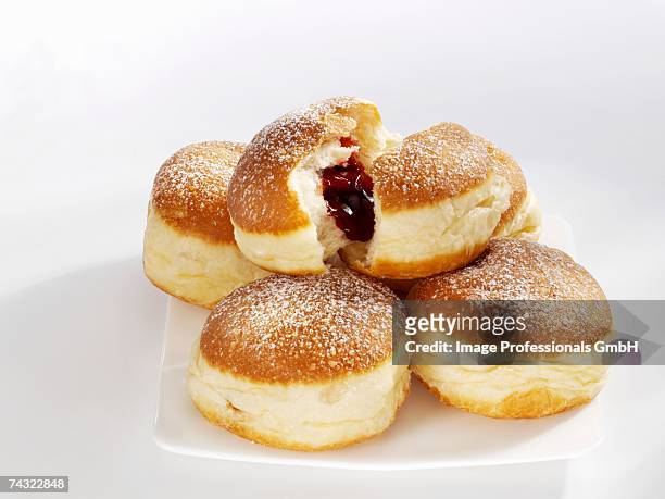 five doughnuts on a serving plate - beignet fourré photos et images de collection