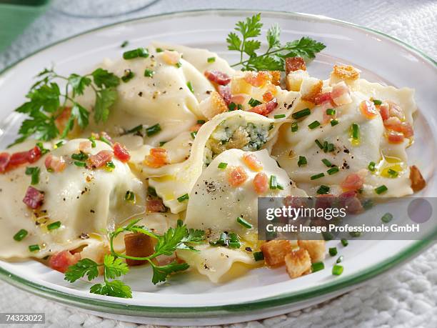 herb ravioli - maultaschen stock-fotos und bilder