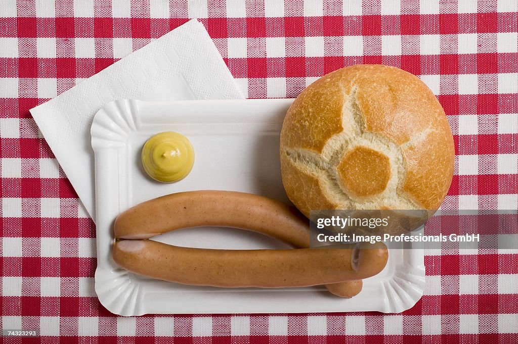 Frankfurters with bread roll and mustard