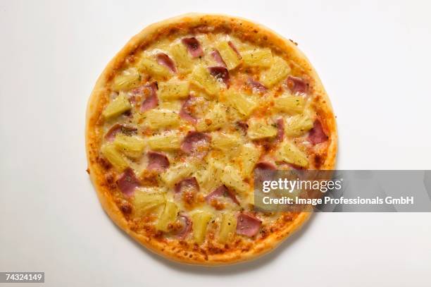 hawaiian pizza with ham and pineapple - pizza hawaiana fotografías e imágenes de stock