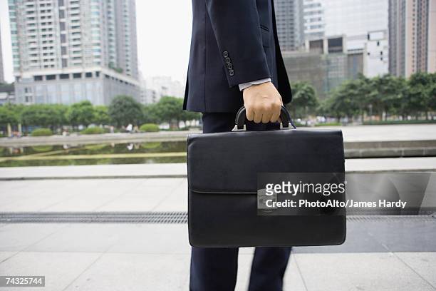 businessman carrying briefcase, mid section - briefcase 個照片及圖片檔