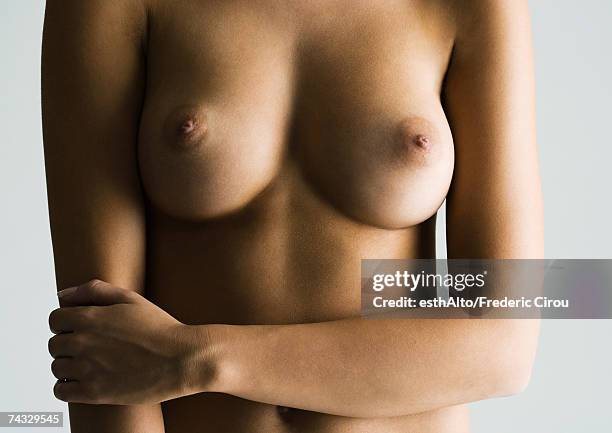 woman's bare chest, close-up - weibliche brust stock-fotos und bilder