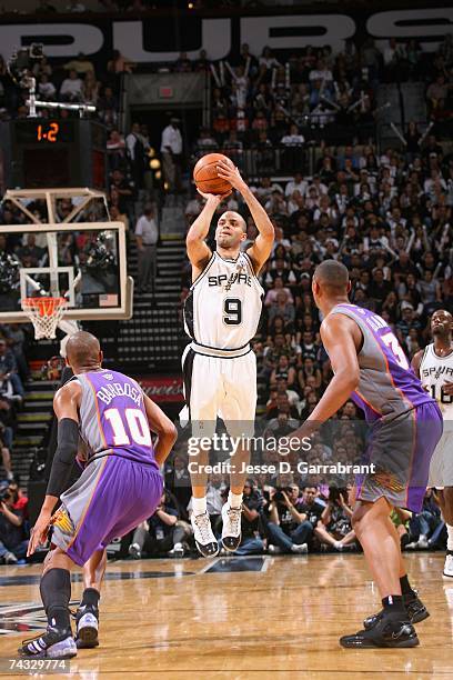 Tony Parker of the San Antonio Spurs shoots over Leandro Barbosa and Boris Diaw of the Phoenix Suns in Game Six of the Western Conference Semifinals...