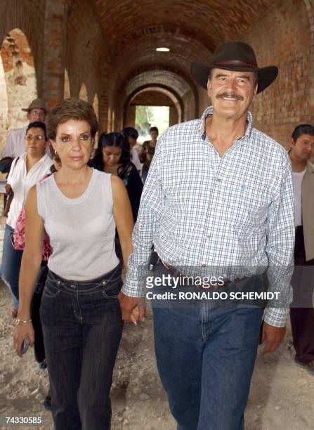 El ex presidente de Mexico, Vicente Fox acompanado de su esposa Martha Sahagun, camina en su casa de San Cristobal, en el estado de Guanajuato ,...