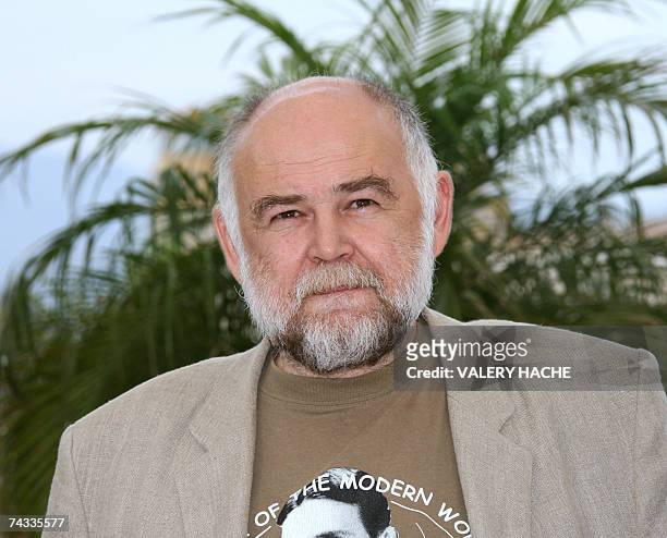 Serbian actor Aleksandar Bercek poses 26 May 2007 during a photocall for Sarajevo-born director Emir Kusturica's film 'Promise Me This' in the...