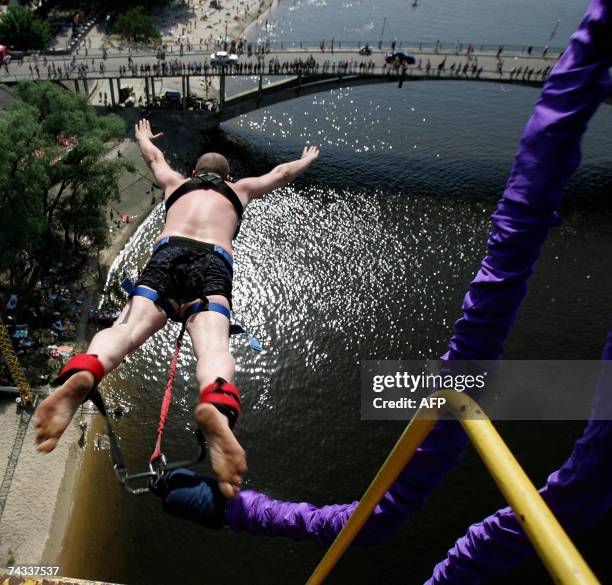 Man jumps from a bungee cord into Dniper river in Kiev 26 May 2007. AFP PHOTO / NATALIA KOLESNIKOVA