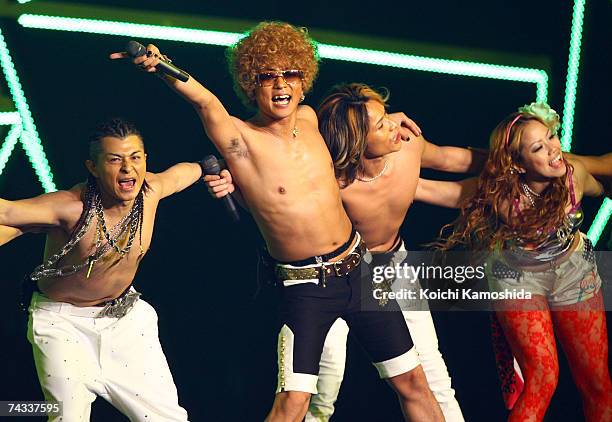 Performs on stage during the show at the MTV Video Music Awards Japan 2007 at the Saitama Super Arena on May 26, 2007 in Saitama, Japapn.