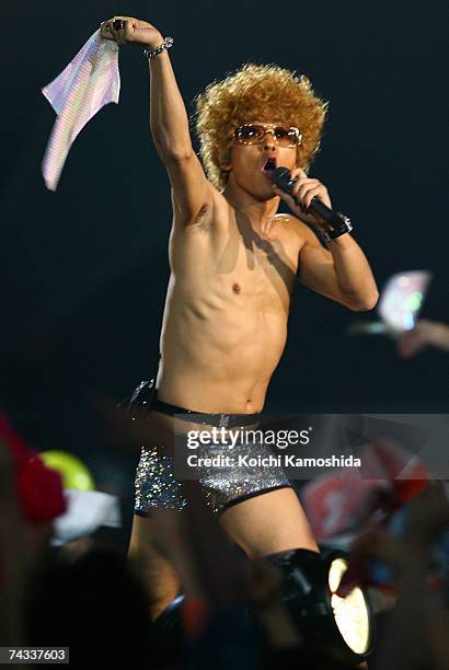 Performs on stage during the show at the MTV Video Music Awards Japan 2007 at the Saitama Super Arena on May 26, 2007 in Saitama, Japapn.