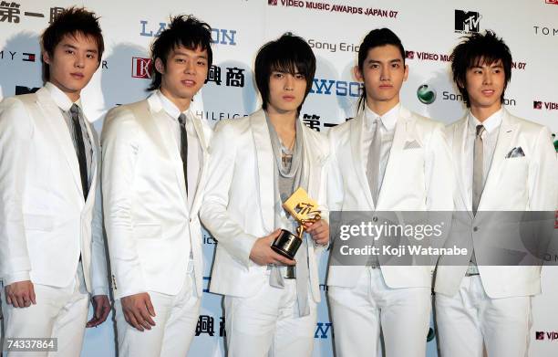 Pose with the award at the MTV Video Music Awards Japan 2007 at the Saitama Super Arena on May 26, 2007 in Saitama, Japan.