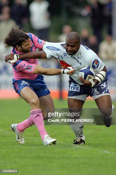 Agen's winger Rupeni Caucaunibuca vies with Paris' Ignacio Corleto during the French ProA rugby union match Agen vs. Stade Francais, 26 May 2007 at...