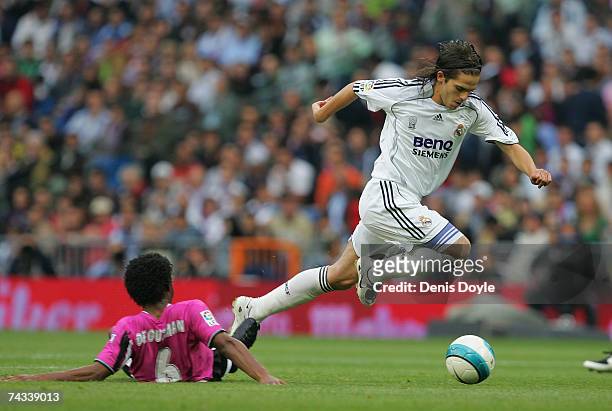 Gago of Real Madrid escapes from a tackle by Julian De Guzman of Deportivo La Coruna during the Primera Liga match between Real Madrid and Deportivo...