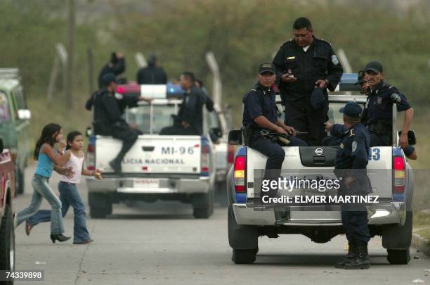 Tegucigalpa, HONDURAS: Agentes de la Policia Nacional de Honduras inspeccionan en patrullas los alrededores de la Penitenciaria Nacional , ubicada 30...