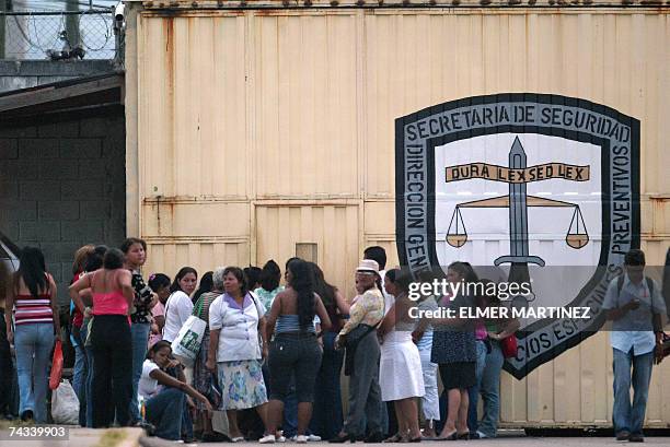 Tegucigalpa, HONDURAS: Familiares de presidiarios esperan informacion en la entrada de la Penitenciaria Nacional , ubicada 30 km al norte de...