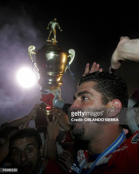 El costarricense Jonhy Cubero, delantero del Xelaju, celebra luego que su equipo se coronara campeon del Torneo Clausura-2007 del futbol guatemalteco...