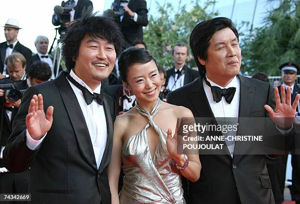 South Korean actors Kang-Ho Song and Do-Yeon Jeon and South Korean director Lee Chang-Dong wave to the crwod 27 May 2007 upon arriving at the...