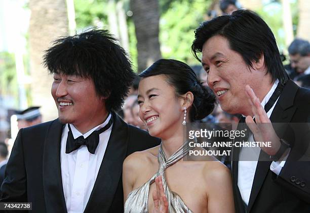 South Korean actors Kang-Ho Song and Do-Yeon Jeon and South Korean director Lee Chang-Dong smile 27 May 2007 upon arriving at the Festival Palace in...