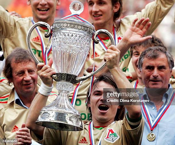 Moscow's Lokomotiv Dmitri Loskov , Head coach Anatoly Bishovetz and President Yuri Semin celebrates their victory after the Russian Cup final match...