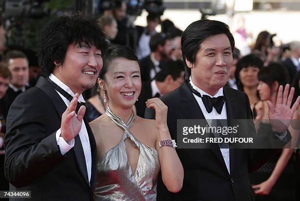 South Korean actors Kang-Ho Song and Do-Yeon Jeon and South Korean director Lee Chang-Dong smile 27 May 2007 upon arriving at the Festival Palace in...
