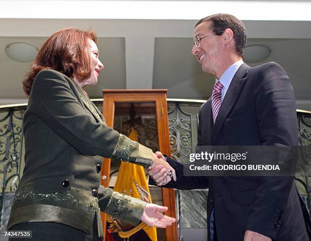 La canciller de Ecuador Maria Fernanda Espinosa recibe a su homologo colombiano Fernando Araujo en el ministerio de Relaciones Exteriores, en Quito...