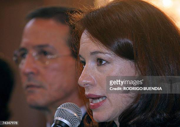La canciller ecuatoriana Maria Fernanda Espinosa habla junto a su homologo colombiano Fernando Araujo en el ministerio de Relaciones Exteriores, en...