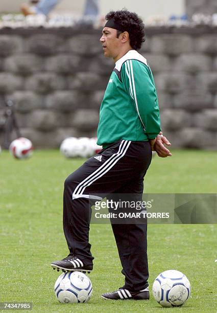 Hugo Sanchez, entrenador de la seleccion mexicana de futbol observa a sus jugadores, durante una sesion de entrenamiento en la ciudad de Mexico, el...
