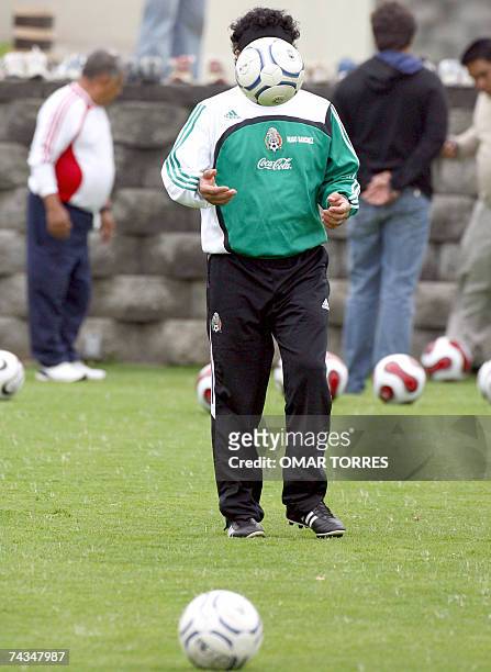 Hugo Sanchez, entrenador de la seleccion mexicana de futbol, durante una sesion de entrenamiento en la ciudad de Mexico, el 28 de mayo de 2007....