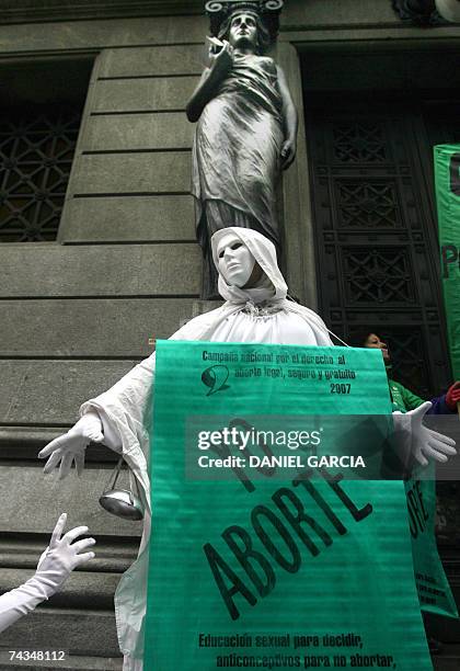 Buenos Aires, ARGENTINA: Artistas realizan una representacion frente al Congreso nacional en favor de la despenalizacion del aborto el 28 de mayo de...