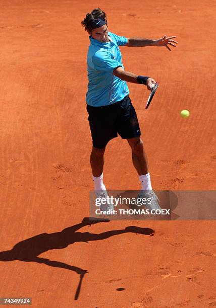 Swiss player Roger Federer hits a forehand shot to US player Michael Russell during their French Tennis Open first round match at Roland Garros, 29...