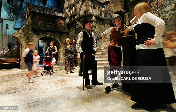 Chatham, UNITED KINGDOM: TO GO WITH AFP STORY BY Elodie Mazein: Picture taken 25 May 2007 shows actors dressed as characters from Charles Dickens...