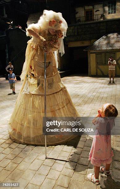 Chatham, UNITED KINGDOM: TO GO WITH AFP STORY BY Elodie Mazein: Picture taken 25 May 2007 shows a young girl looking in fright at an actor dressed as...
