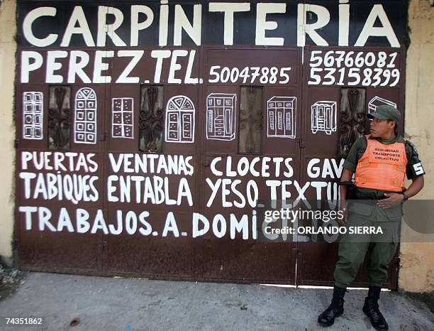 Uno de los soldados del Ejercito de Guatemala, quienes fueron asignados a la Seguridad Ciudadana conjuntamente con la Policia Nacional Civil , vigila...