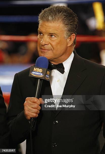 Boxing Rounds Commentator 1,251 Boxing Announcer Stock Photos, High-Res Pictures, and Images ...