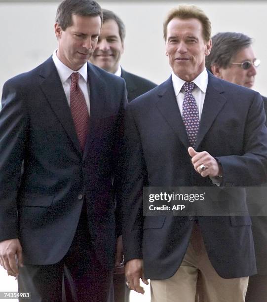 California Governor Arnold Schwarzenegger speaks with Ontario Premier Dalton McGuinty upon his arrival 29 May 2007 in Toronto, Ontario, Canada. The...