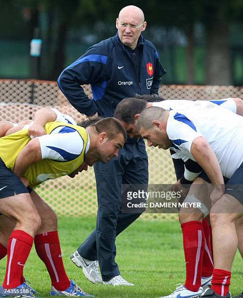 Auckland, NEW ZEALAND: French head coach Bernard Laporte looks at his players, prop Nicolas Mas and prop Franck Montanella , during a training...