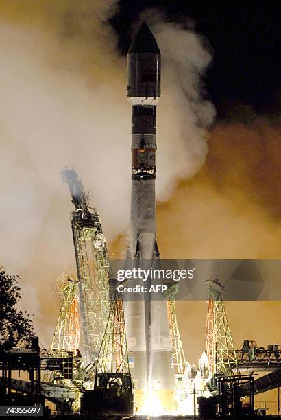 Picture taken early 30 May 2007 shows a Soyuz-FG launch vehicle carrying four satellites of Globalstar, a leading provider of mobile satellite voice...