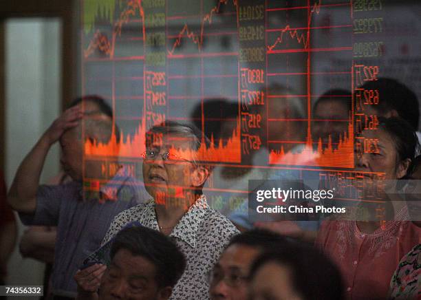 Investors view the stock index on an electronic screen at a securities company on May 30, 2007 in Wuhan of Hubei Province, China. The Shanghai...