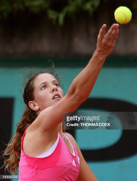 Swiss player Patty Schnyder serves to Slovak player Martina Sucha at the end of their French Tennis Open first round match at Roland Garros, 30 May...