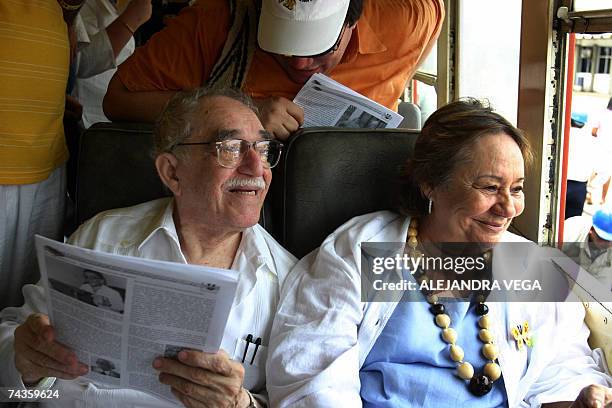 Santa Marta, COLOMBIA: Colombian Nobel Prize for Literature 1982 Gabriel Garcia Marquez , sitting in the carriage alongisde his wife Mercedes Barcha,...