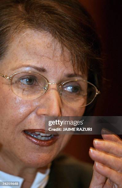 Carmela Marrou, presidenta de la Bolsa de Valores de Lima, habla con la prensa durante una conferencia el 30 de mayo de 2007 en Lima. La Bolsa de...