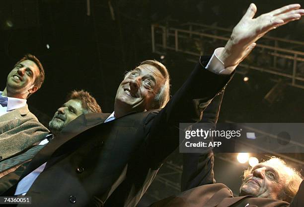 Buenos Aires, ARGENTINA: El Presidente Nestor Kirchner saluda a simpatizantes junto a Daniel Filmus y Carlos Heller durante el acto de cierre de...