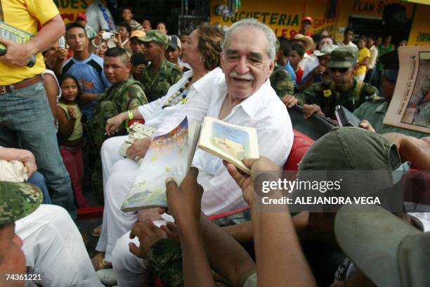 Santa Marta, COLOMBIA: Colombian Nobel Prize for Literature 1982 Gabriel Garcia Marquez, sitting alongside his wife Mercedes Barcha, is asked by...