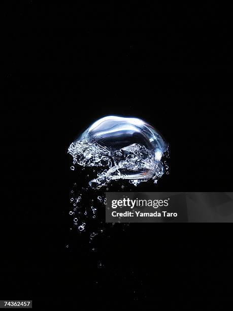 water bubble on black background, close-up - wasser blasen stock-fotos und bilder