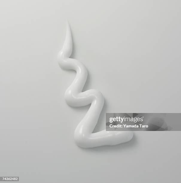 zigzag shape of white cream, close-up - zickzack stock-fotos und bilder