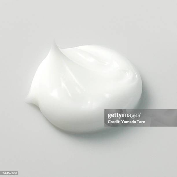 portion of white cream, close-up - 保湿クリーム ストックフォトと画像