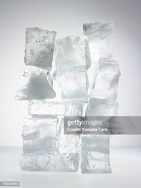 stack of ice cubes - eiswürfel stock-fotos und bilder