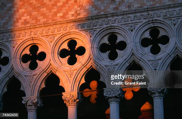 italy, venice, doge's palace, columns in sunlight, close-up - doge's palace stockfoto's en -beelden