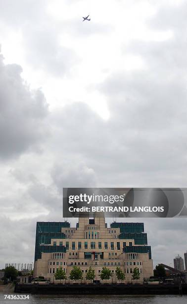 London, UNITED KINGDOM: The headquarters of Britain's MI6 intelligence agency are pictured in London, 31 May 2007. The ex-KGB agent Andrei Lugovoi,...