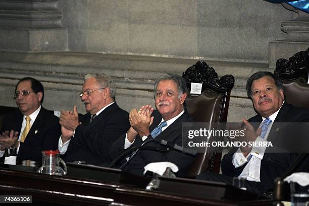 Guatemala City, GUATEMALA: El presidente del Poder Judicial, Eliu Higueros, el vice-presidente de Guatemala, Eduardo Stein, el presidente de la...
